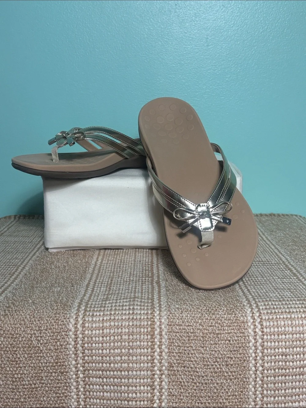 Women’s Vionic Bella X Toe Post Metallic Gold Flip-Flops with Bow. Size-7.5